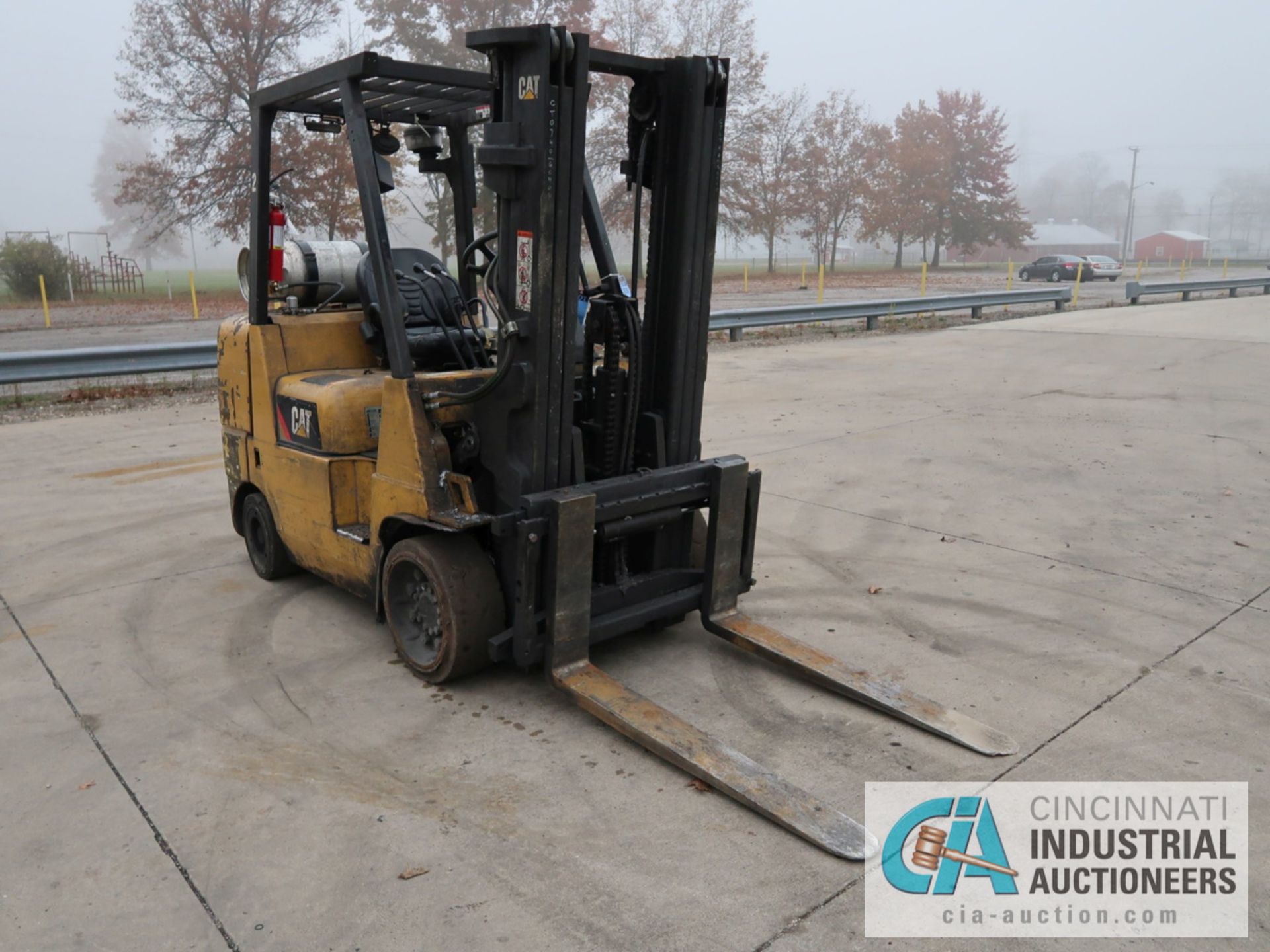 8,000 LB CATERPILLAR MODEL GC40K LP GAS SOLID TIRE LIFT TRUCK; S/N AT87B00740, 3-STAGE MAST, 86" - Image 3 of 11