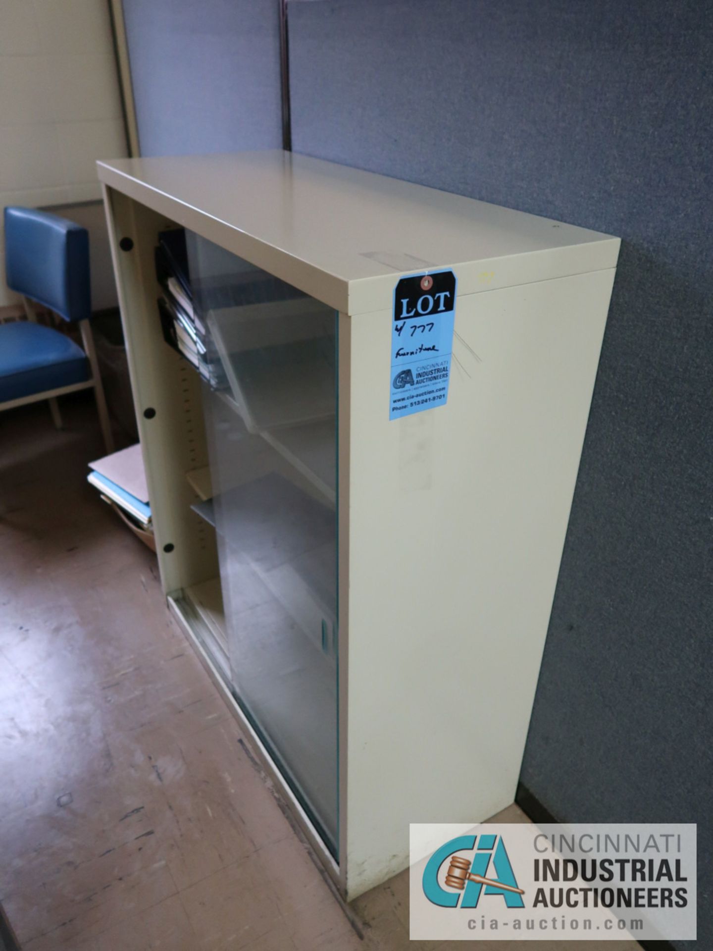 (LOT) FURNITURE IN CUBICLE INCLUDING (2) DESKS, (5) CABINETS - Image 3 of 4