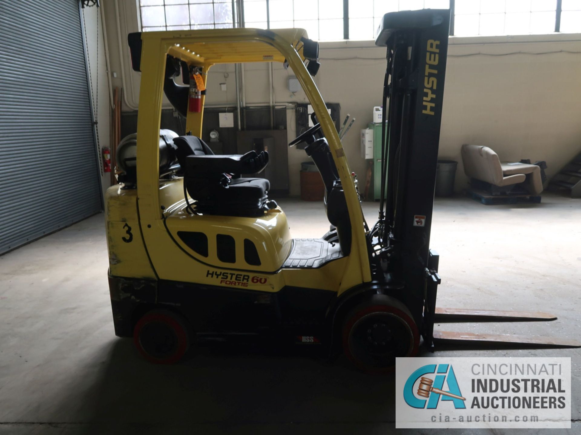 6,000 LB. HYSTER MODEL S60FT LP GAS SOLID TIRE LIFT TRUCK WITH 3-STAGE MAST, 187" LIFT HEIGHT, - Image 4 of 11