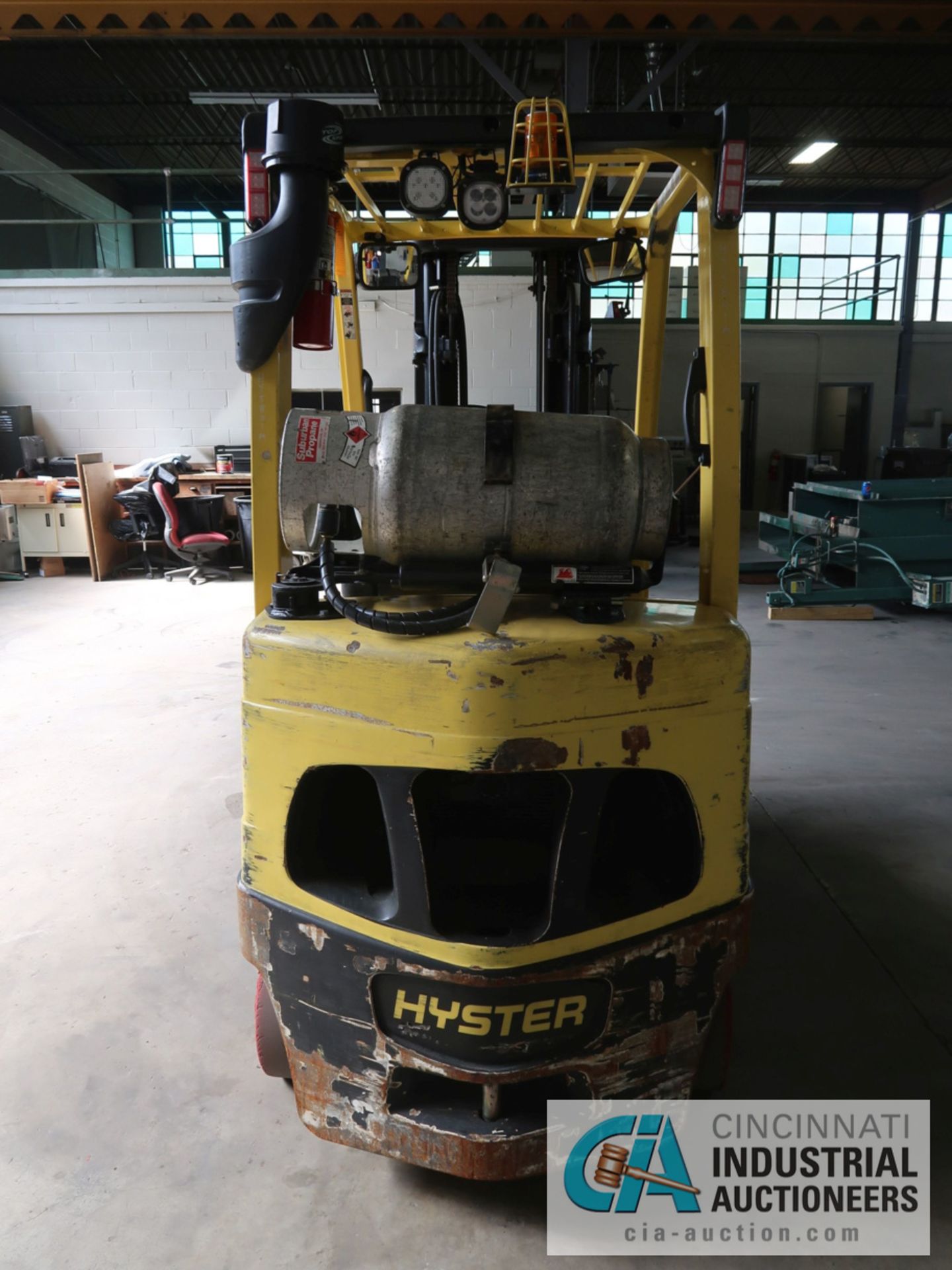 6,000 LB. HYSTER MODEL S60FT LP GAS SOLID TIRE LIFT TRUCK WITH 3-STAGE MAST, 187" LIFT HEIGHT, - Image 6 of 11