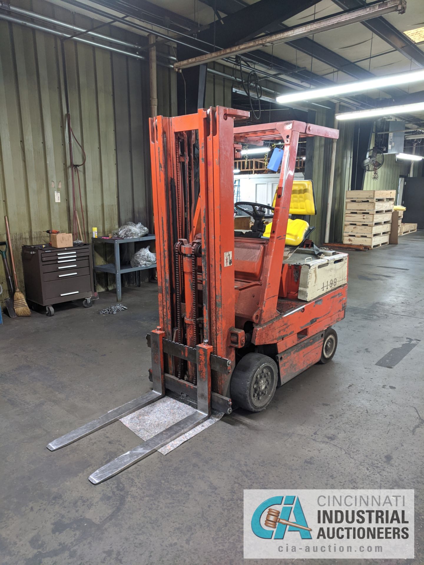 TOYOTA SIT-DOWN ELECTRIC LIFT TRUCK - Image 7 of 10