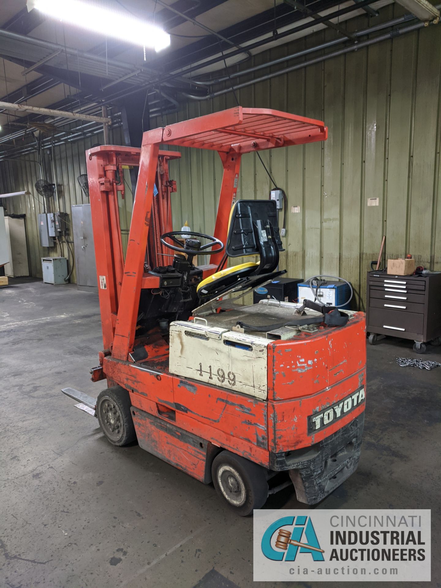 TOYOTA SIT-DOWN ELECTRIC LIFT TRUCK - Image 5 of 10