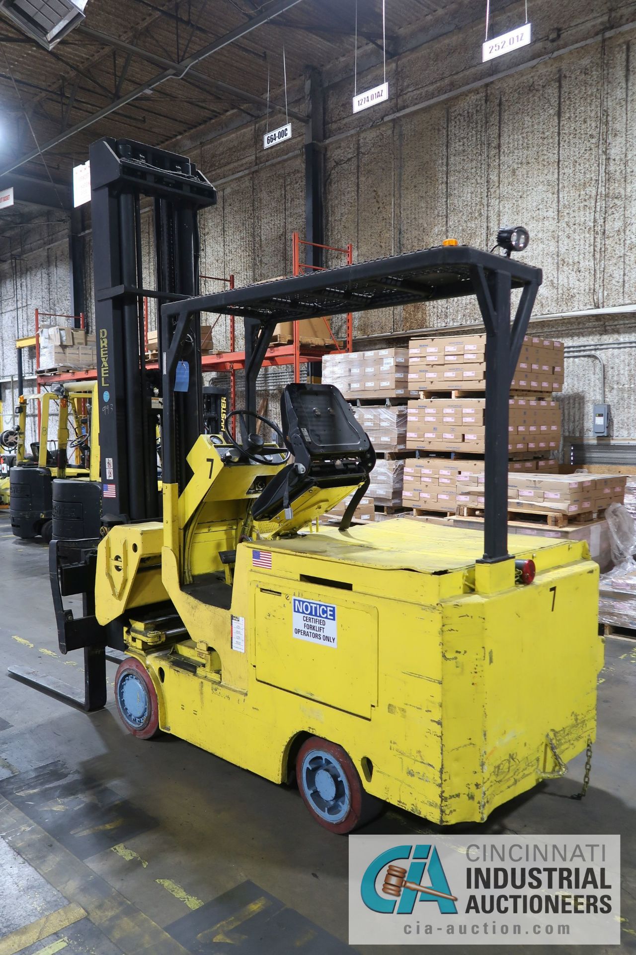 6,500 LB DREXEL MODEL SL66 SWING MAST ELECTRIC SOLID TIRE LIFT TRUCK; S/N 917495-186, 3-STAGE - Image 4 of 10