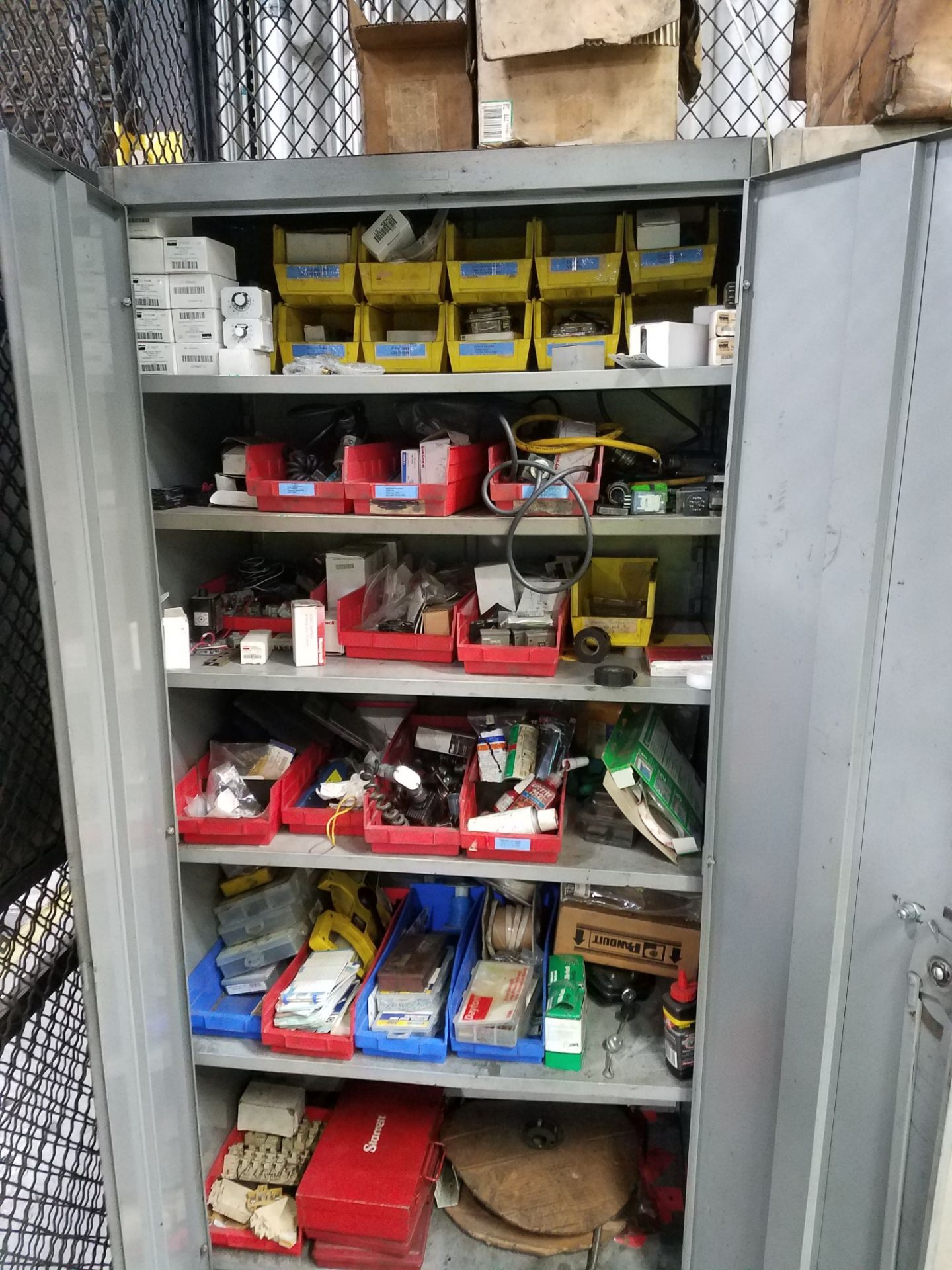 (LOT) REMAINING CONTENTS OF MAINTENANCE ROOM INCLUDING MOTORS, ELECTRICAL, MACHINE PARTS, VALVES, - Image 4 of 9