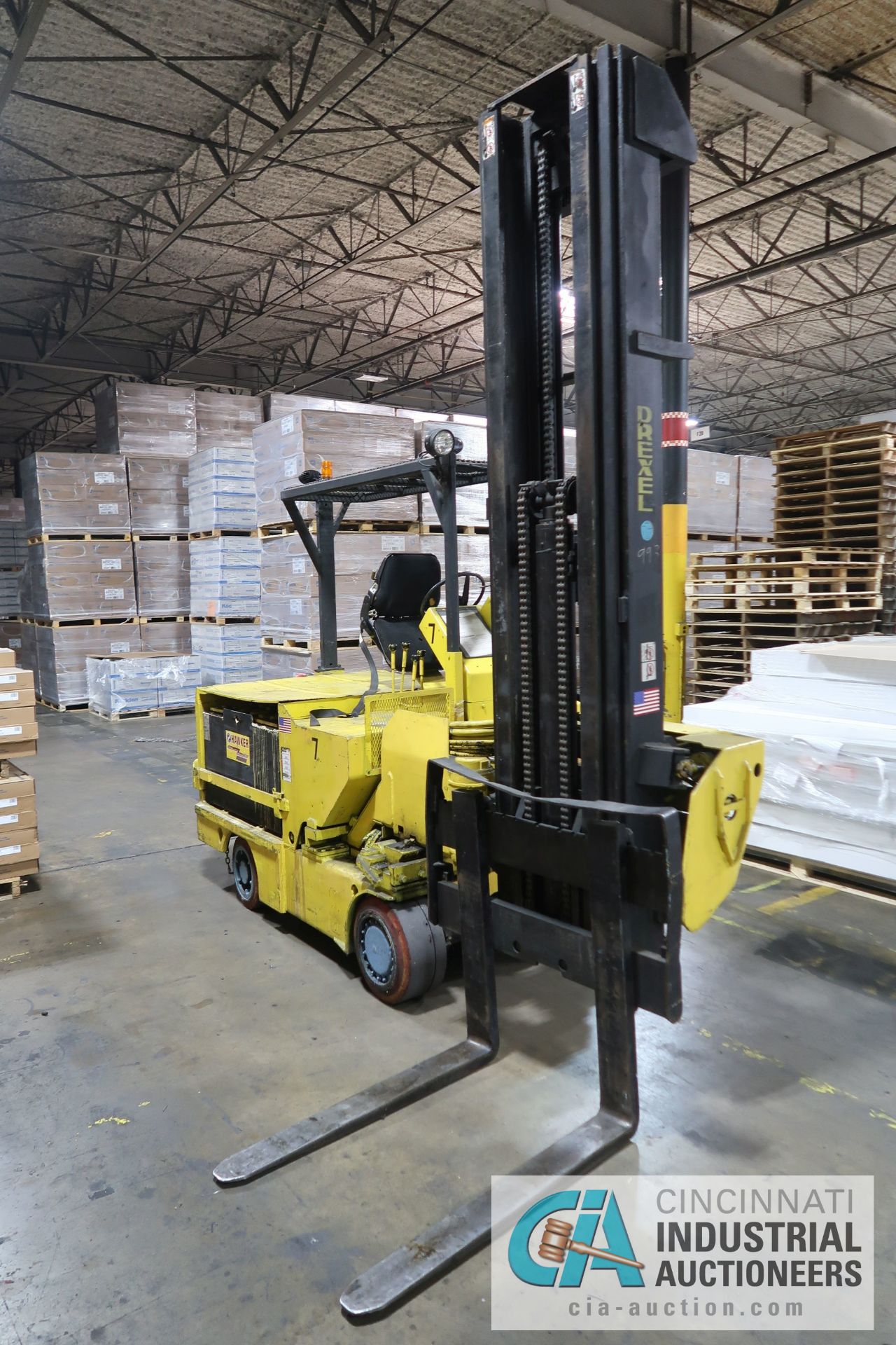 6,500 LB DREXEL MODEL SL66 SWING MAST ELECTRIC SOLID TIRE LIFT TRUCK; S/N 917495-186, 3-STAGE - Image 6 of 10