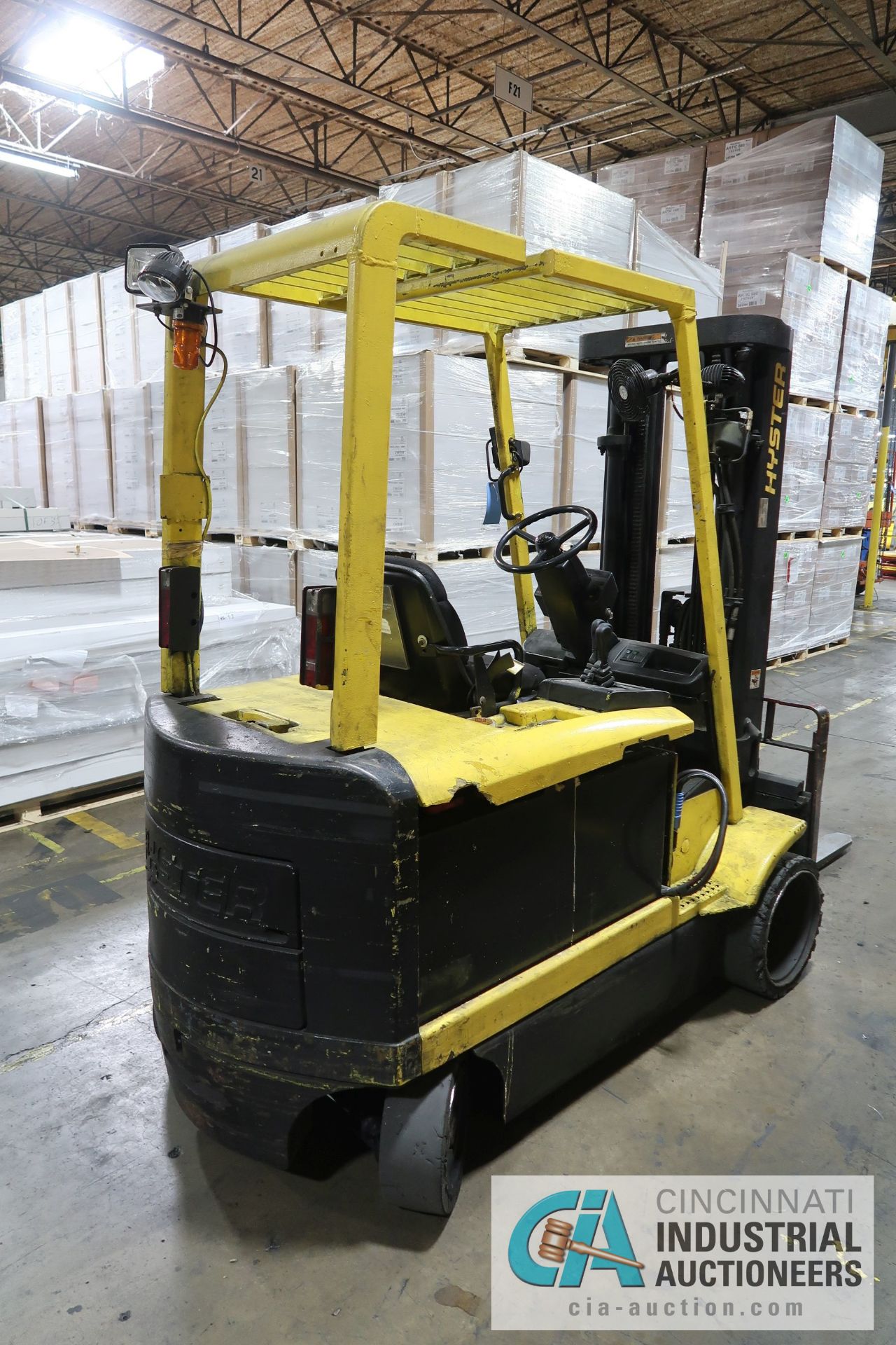 6,500 LB HYSTER MODEL E65XM-40 ELECTRIC SOLID TIRE LIFT TRUCK; S/N F108V023105, 3-STAGE MAST, 88" - Image 3 of 6