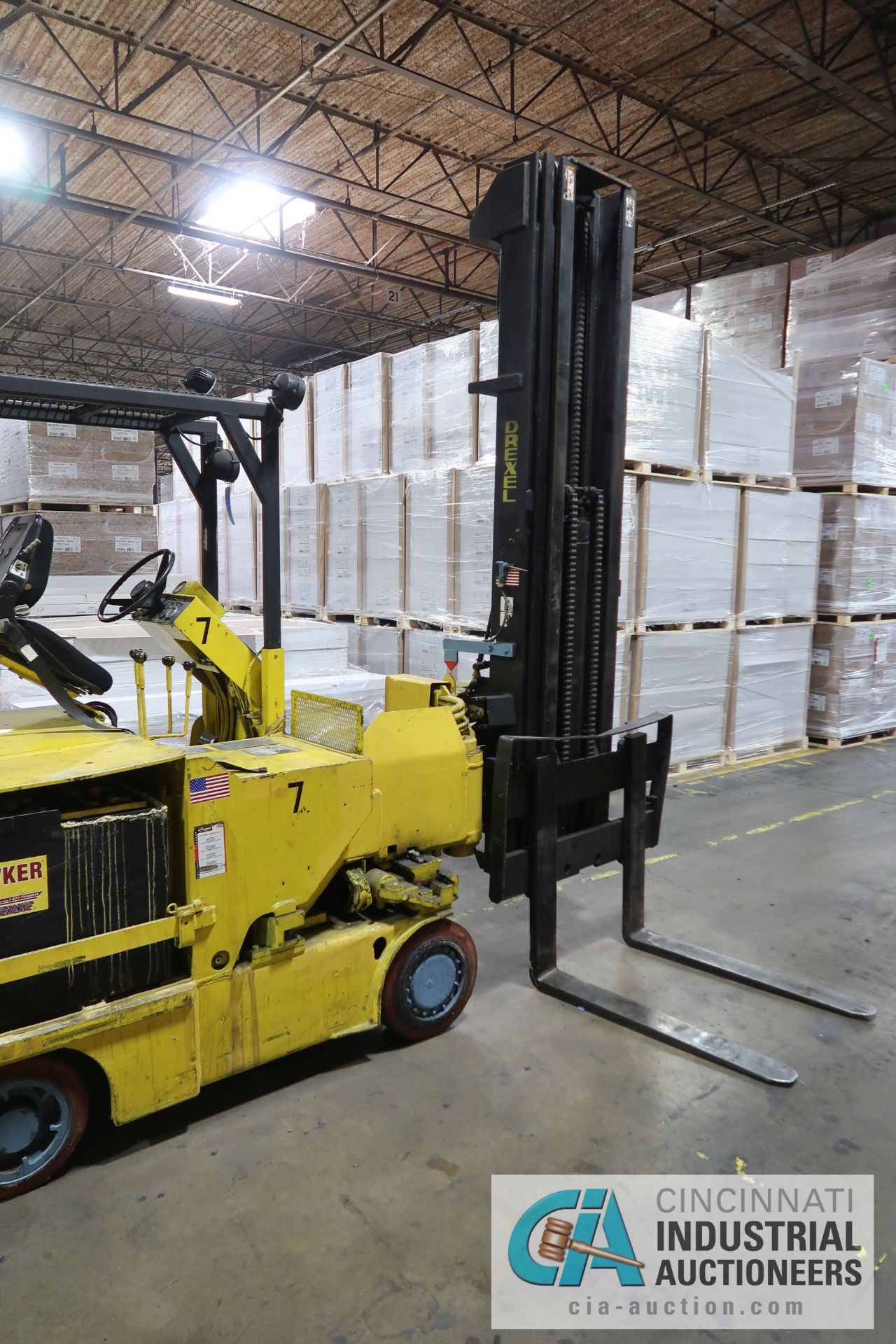 6,500 LB DREXEL MODEL SL66 SWING MAST ELECTRIC SOLID TIRE LIFT TRUCK; S/N 917495-186, 3-STAGE - Image 5 of 10
