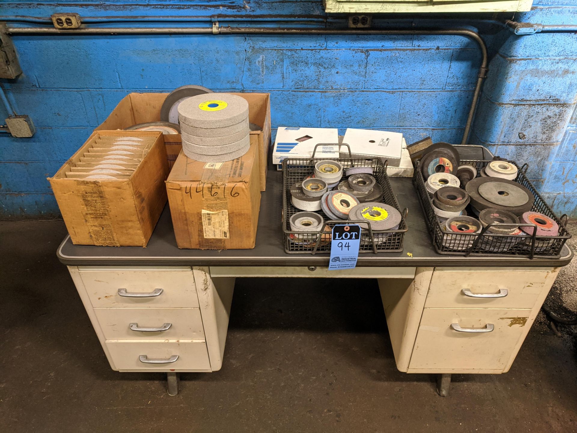 (LOT) MISC. GRINDING WHEELS WITH DESK