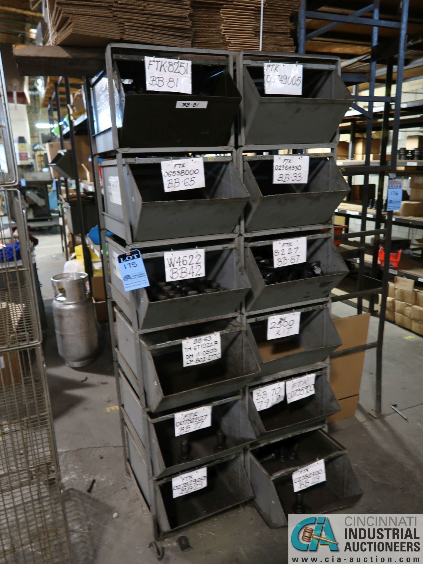 12 BIN PARTS RACK WITH (4) STACKABLE WIRE BASKETS - Image 2 of 2