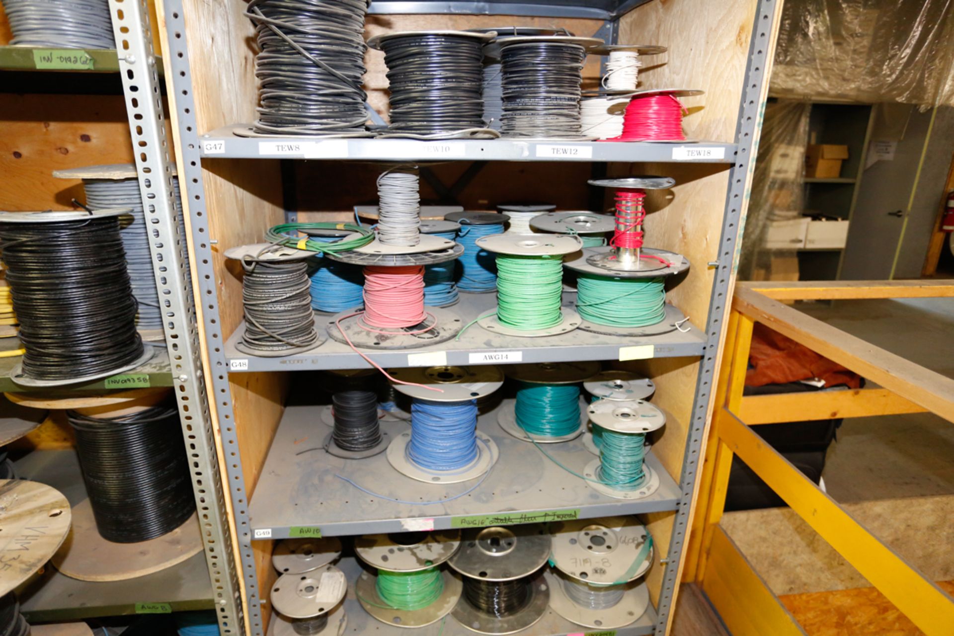 LOT OF ASSORTED ELECTRICAL COMPONENTS: CONNECTORS, WIRE, ETC, +/- 60 SPOOLS OF WIRE - Image 8 of 9