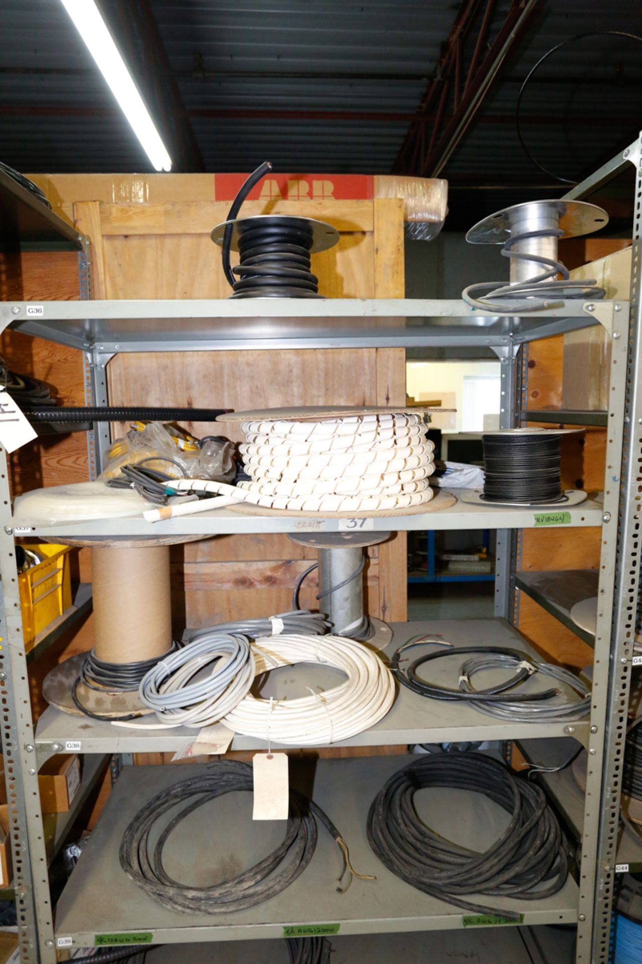 LOT OF ASSORTED ELECTRICAL COMPONENTS: CONNECTORS, WIRE, ETC, +/- 60 SPOOLS OF WIRE - Image 4 of 9