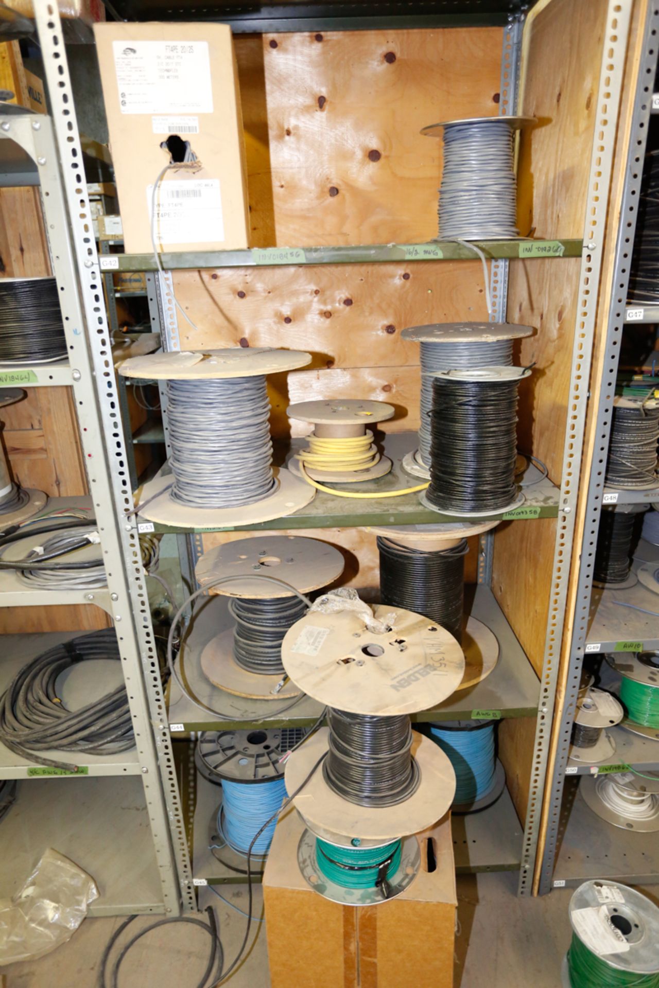 LOT OF ASSORTED ELECTRICAL COMPONENTS: CONNECTORS, WIRE, ETC, +/- 60 SPOOLS OF WIRE - Image 6 of 9