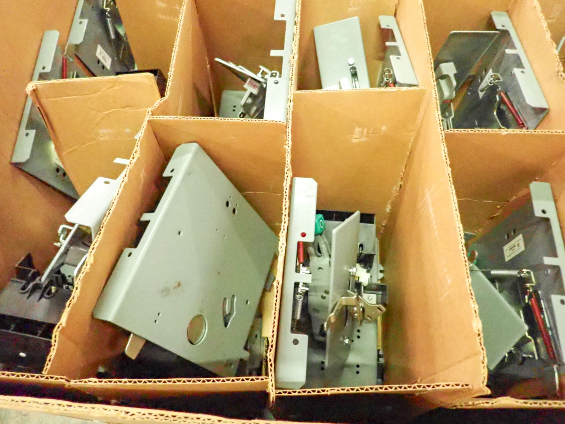 LOT OF ASSORTED ELECTRICAL SWITCH FOR PARTS (CANNIBALIZED) - Image 4 of 4