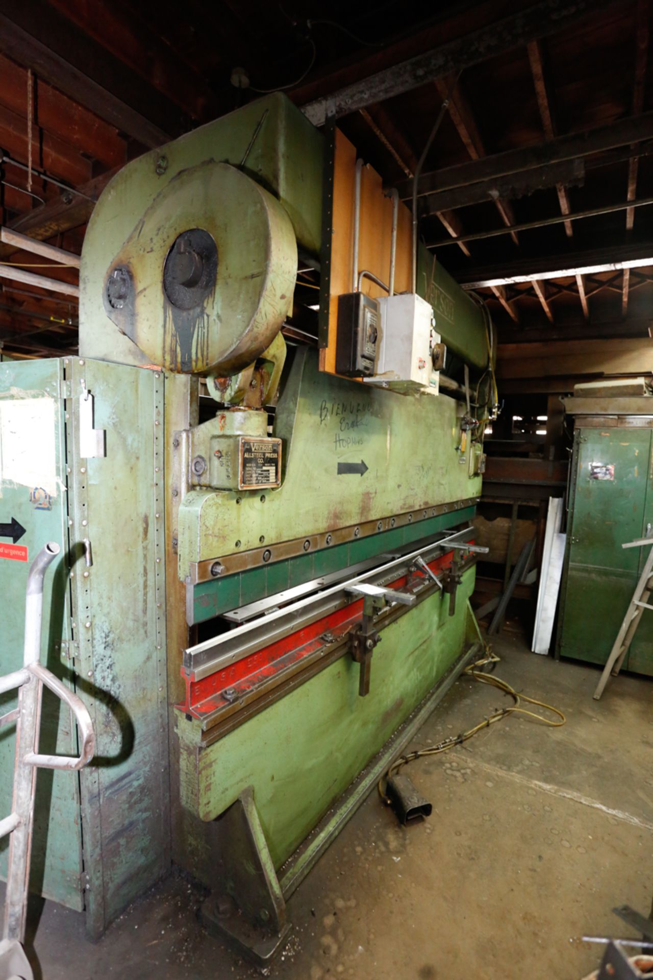 VERSON MOD. 208, 60 TON X 10 FT MECHANICAL PRESS BRAKE W/ 90 DEG. MALE PUNCH & 518 90. DEG. FEMALE - Image 4 of 5