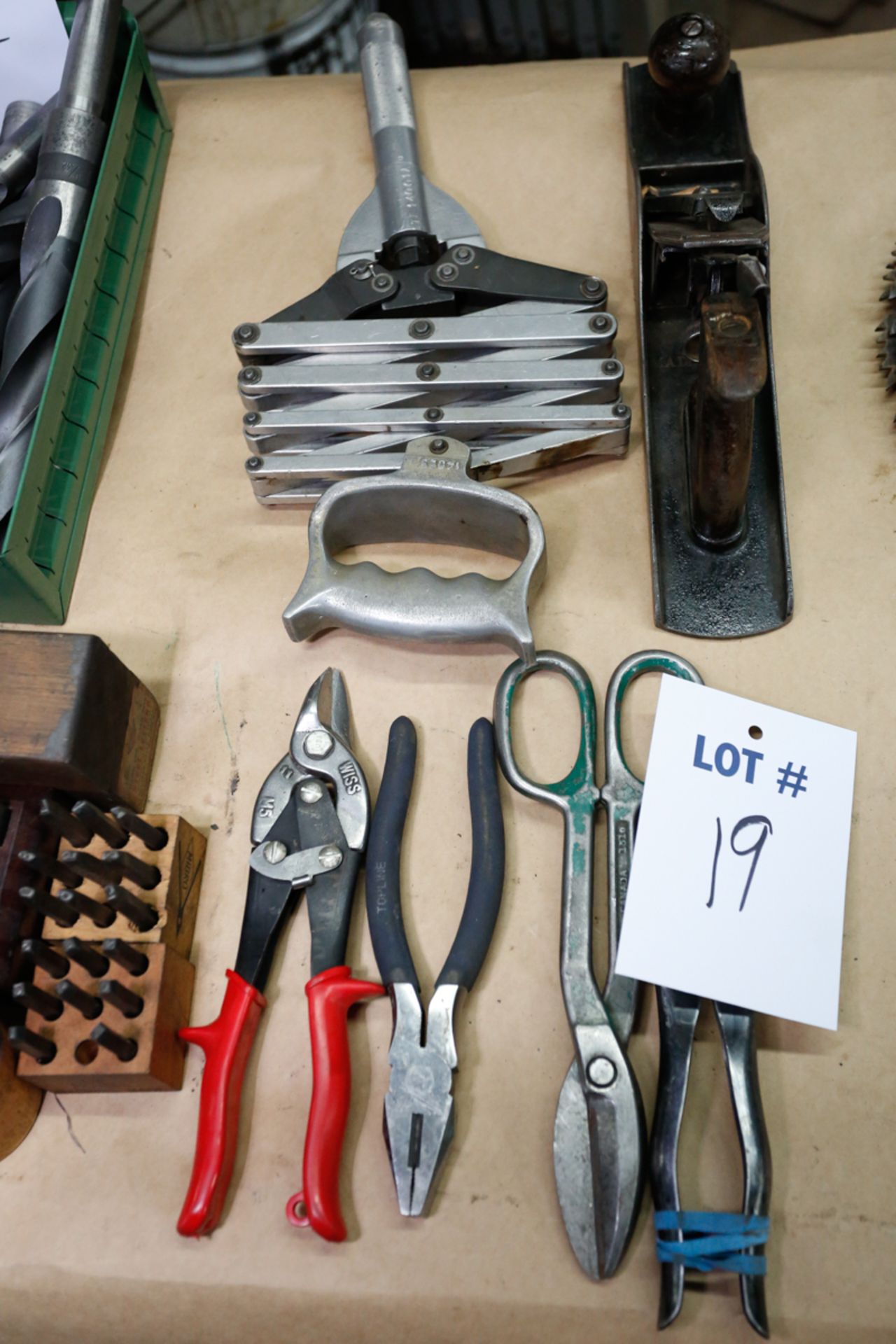 LOT OF ASSORTED HAND TOOLS