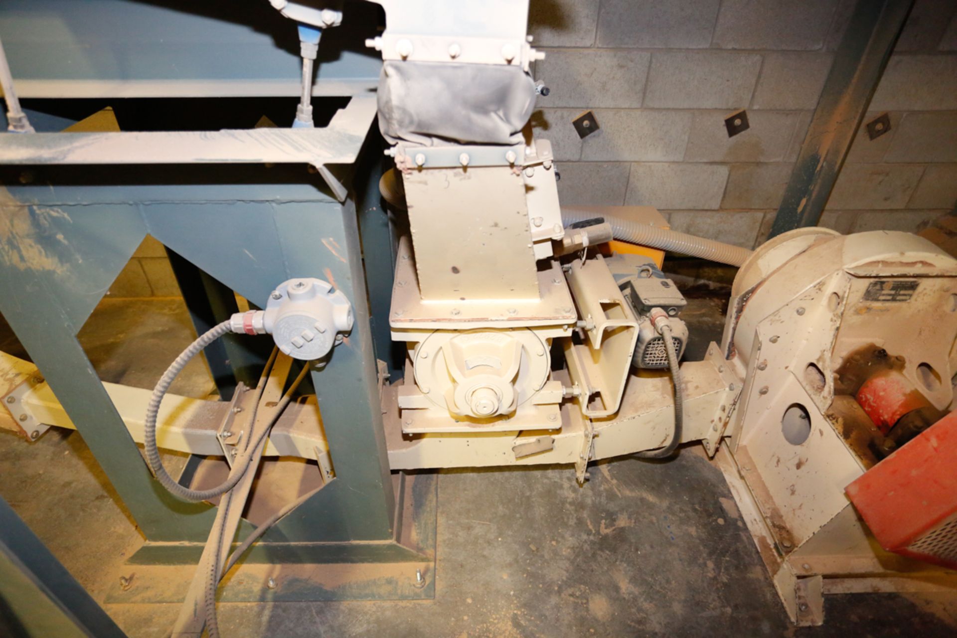 RDL DUST COLLECTOR W/ VIBRATORY SCREEN & HAMMER MILL (ITEM # 20.40.25) - Image 4 of 5