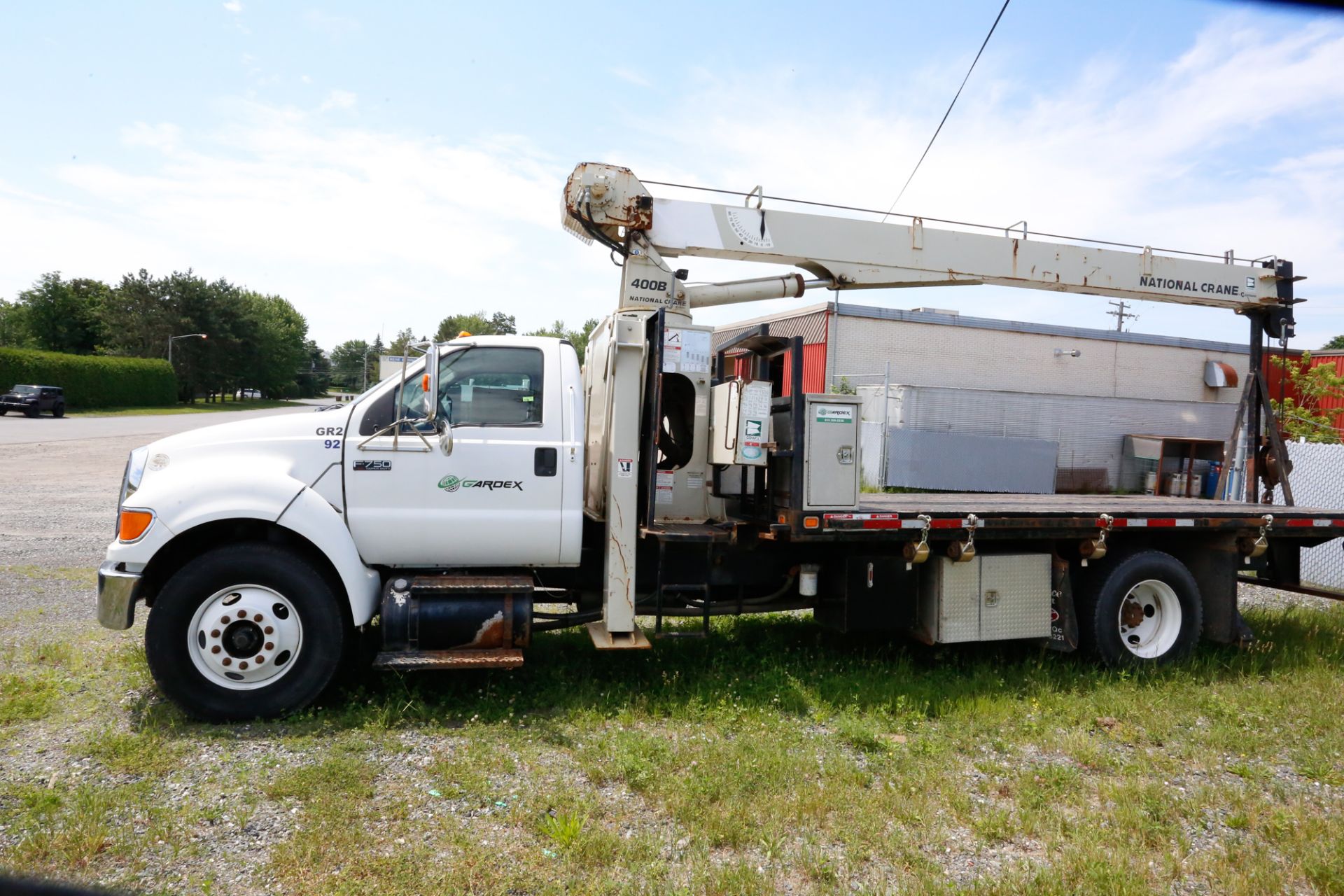 FORD F750 XL SUPER DUTY BOOM TRUCK, SINGLE AXLE, NATIONAL CRANE 20,000 LBS X 56FT BOOM, 20' DECK, - Image 2 of 18