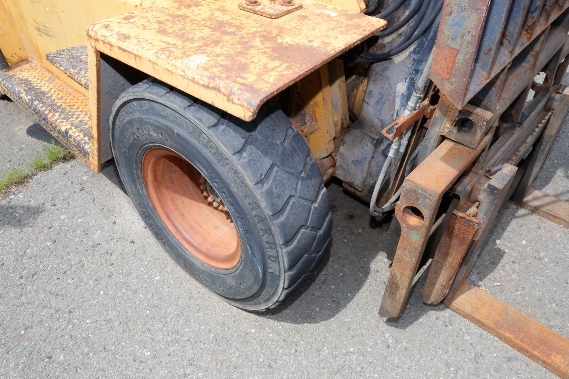 CATERPILLAR DIESEL FORKLIFT, 12500 LBS CAP., CABIN (LOCATED IN VICTORIAVILLE, QC) - Image 4 of 6