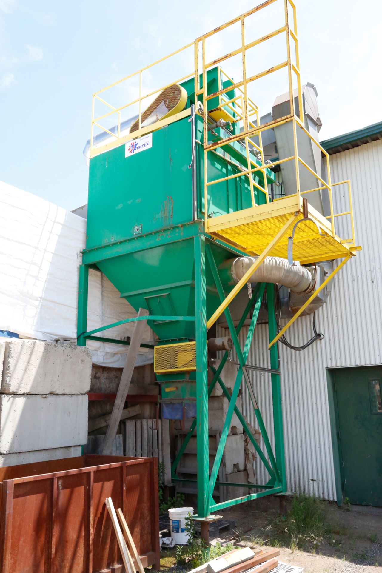 DUST COLLECTOR , 575V/60Hz , 20HP, 3510 RPM, 18.8 A (LOCATED IN VICTORIAVILLE, QC)