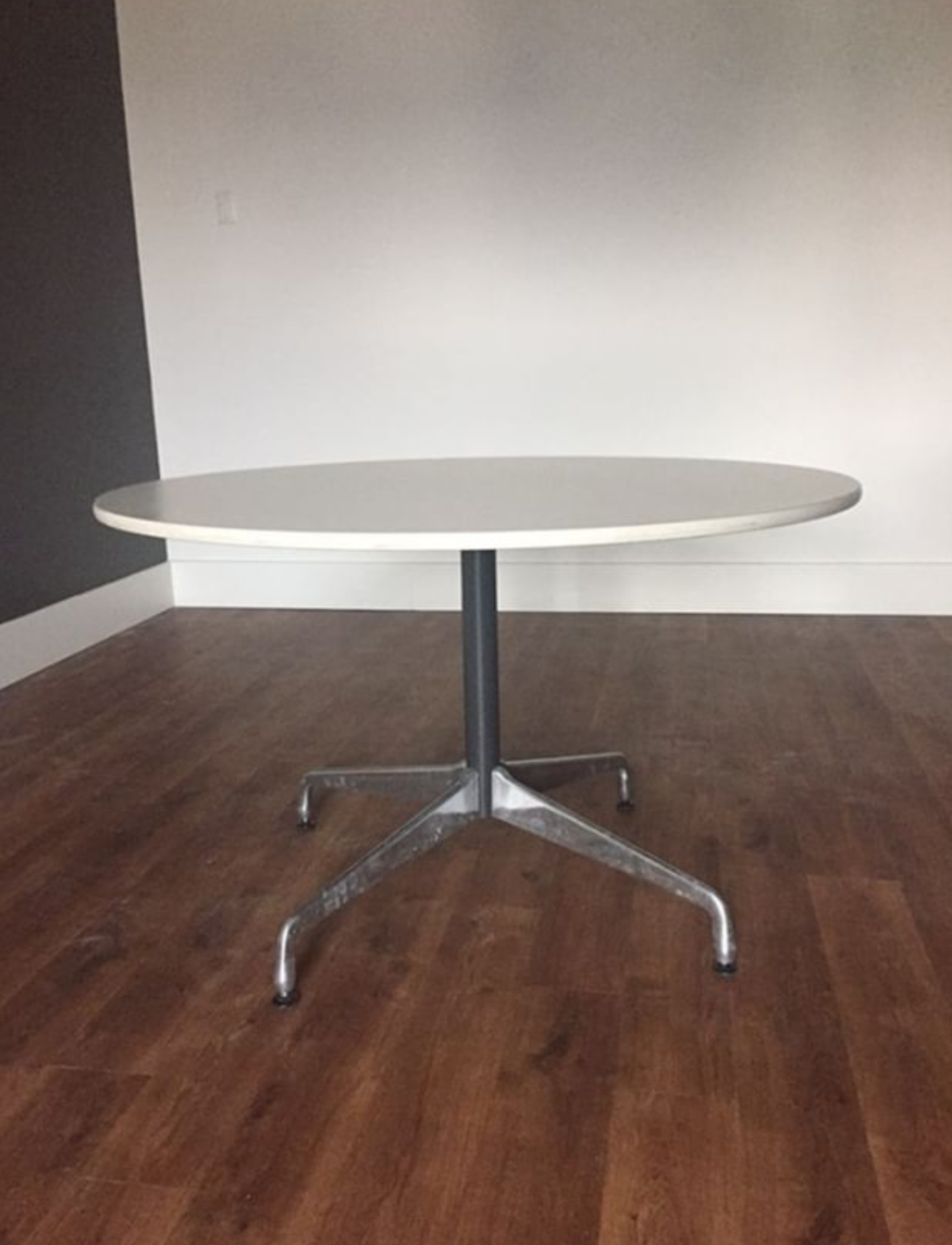 HERMAN MILLER 36" ROUND TABLE(LOCATED IN ST-REMI, QC)