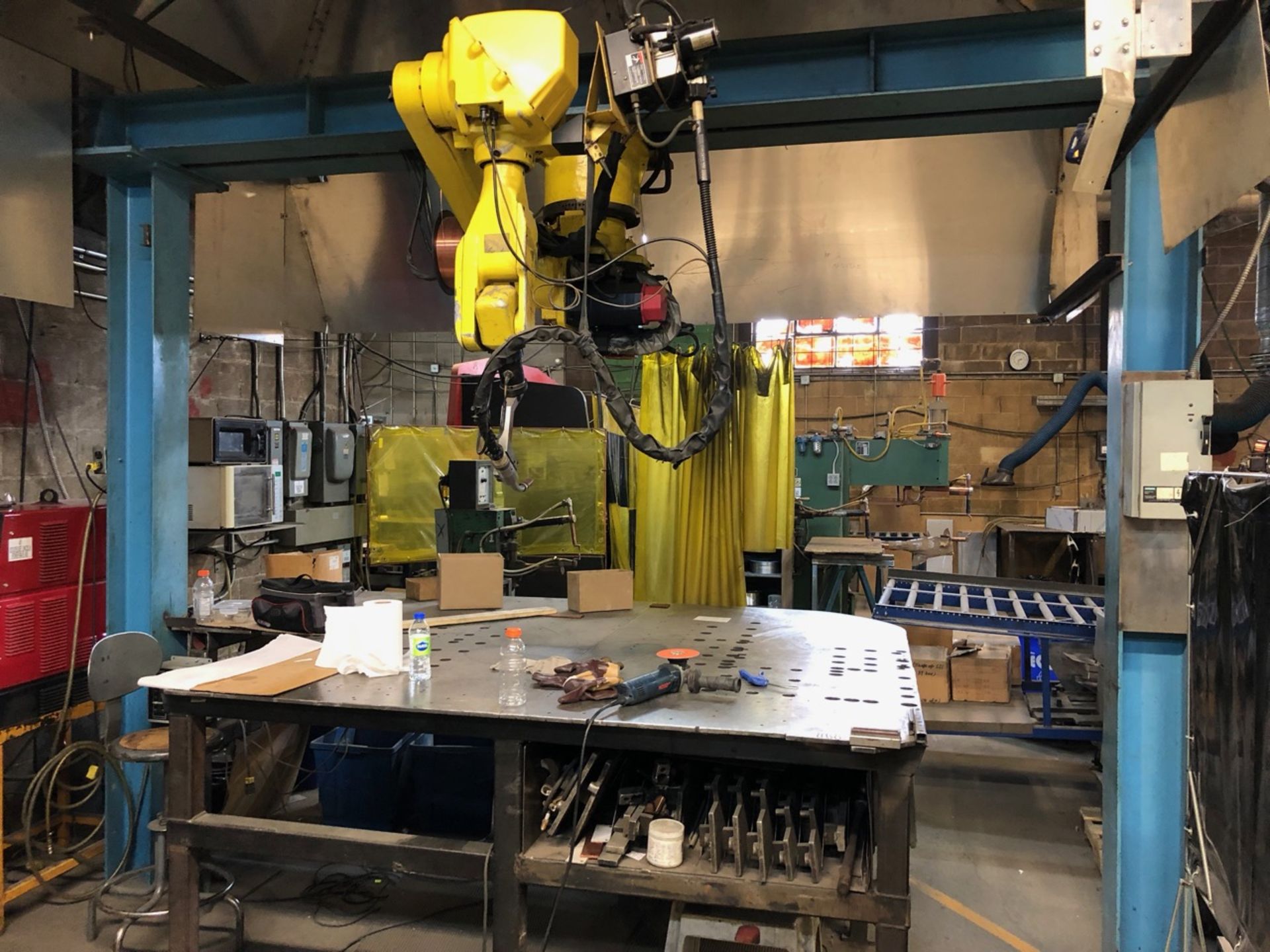 FANUC 6 AXIS WELDING ROBOT TYPE A05B-1208-B201, F-22206 ARC MATE 120 RJ CONTROL (1995) W/ LINCOLN