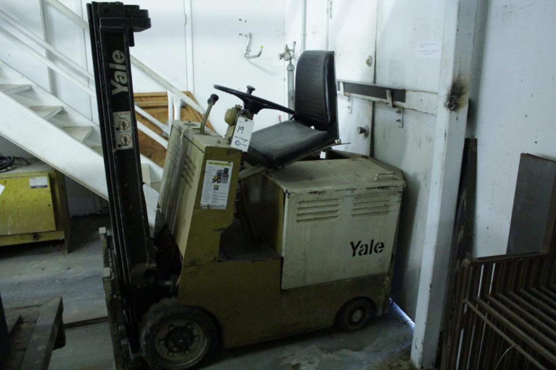 Yale electric forklift K58C030G36T071 w/ charger - Image 3 of 10