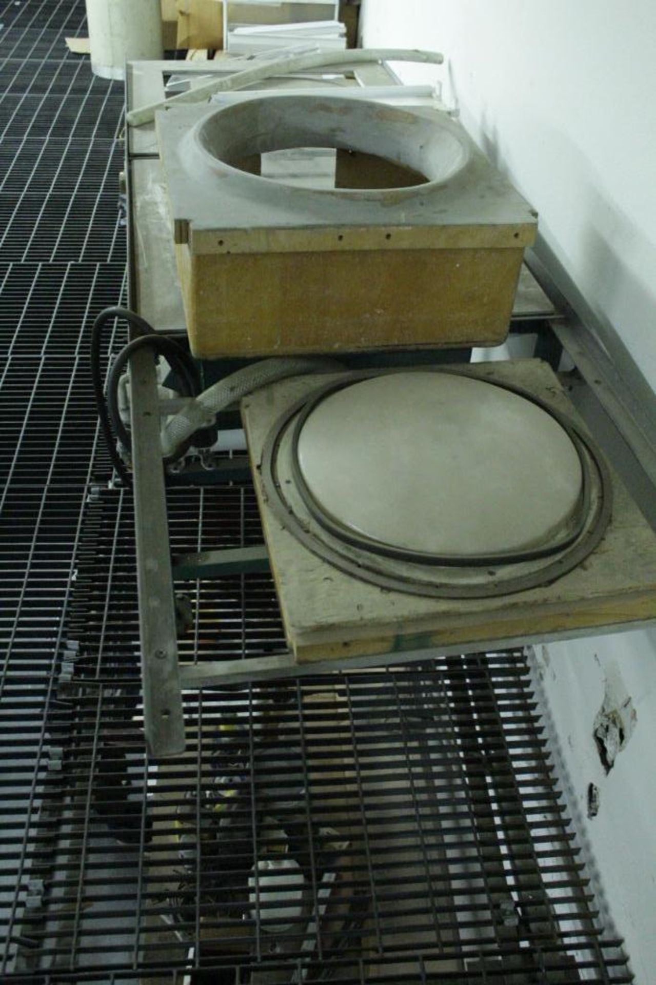 Vacuum forming station - Image 2 of 3