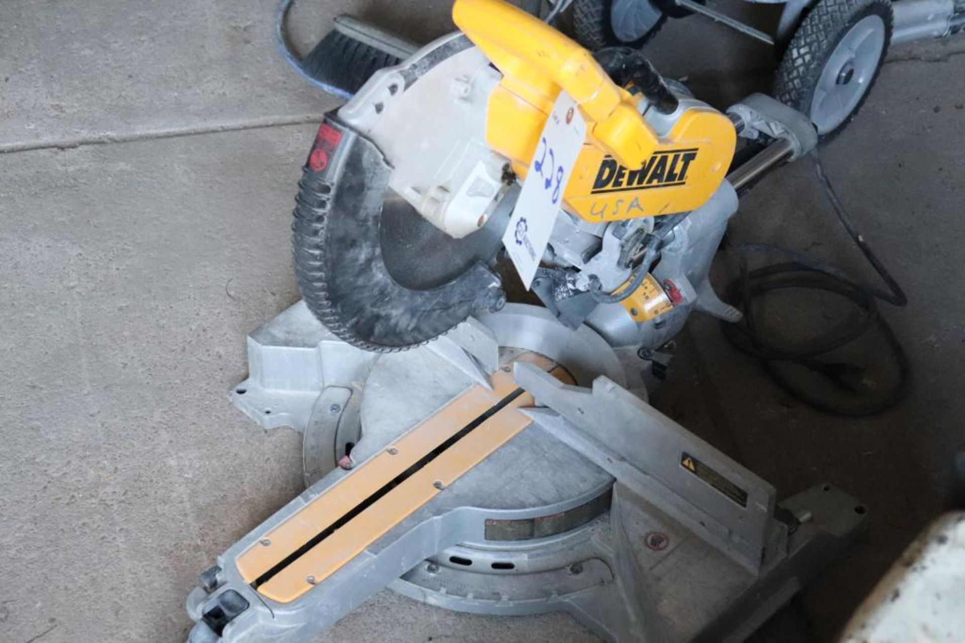 DeWalt DWS780 12" compound sliding miter saw