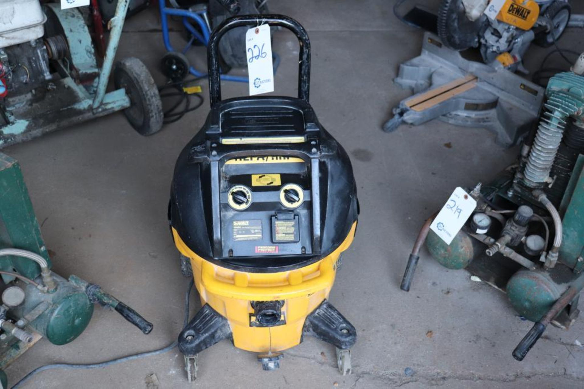 DeWalt DWV012 10 gallon dust extraction vacuum