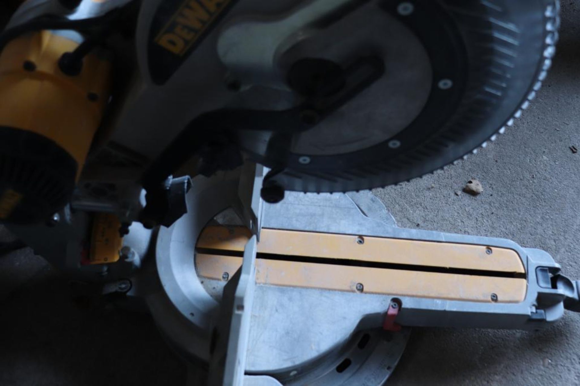 DeWalt DWS780 12" compound sliding miter saw - Image 4 of 4