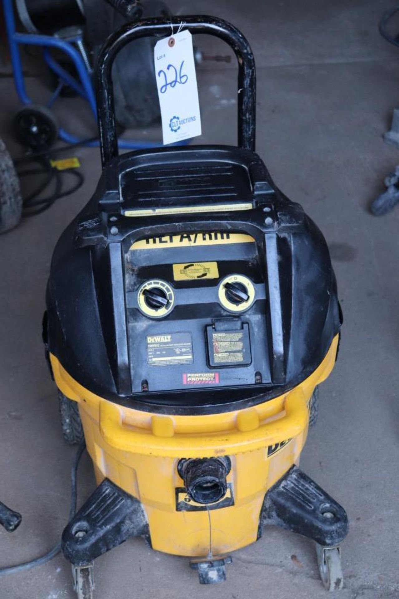 DeWalt DWV012 10 gallon dust extraction vacuum - Image 2 of 4