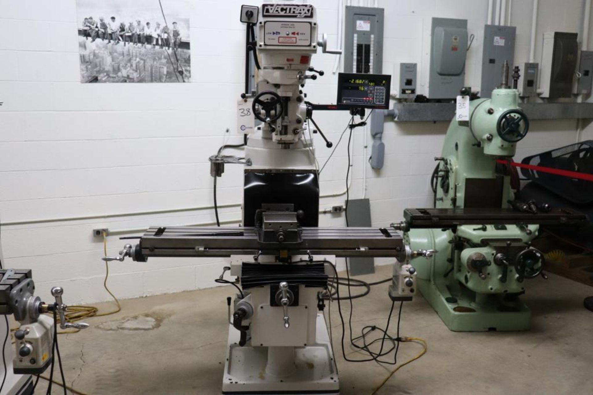 Vectrax GS16V vertical milling machine w/ Newall DRO