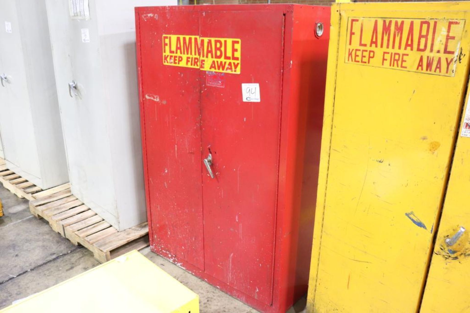 Flammable storage cabinet