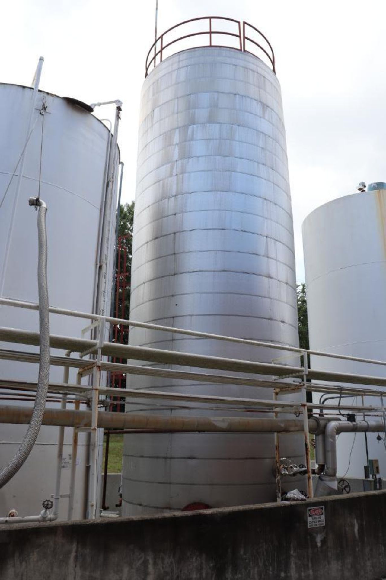 30,000 gallon heated, jacketed tank & 5880g stainless tank - Image 2 of 9