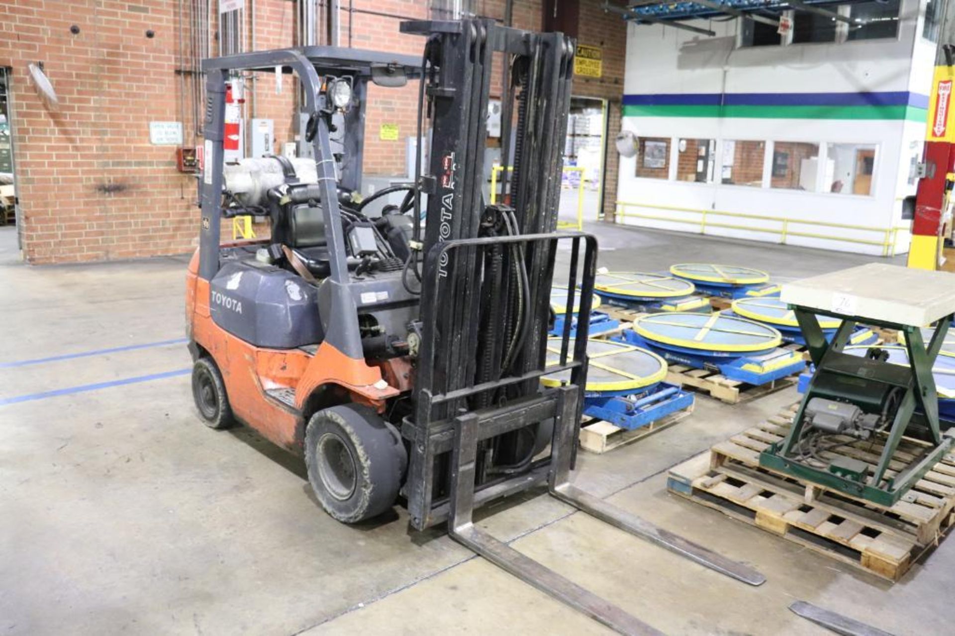 Toyota 7FGU15 2500lbs forklift - Image 5 of 9