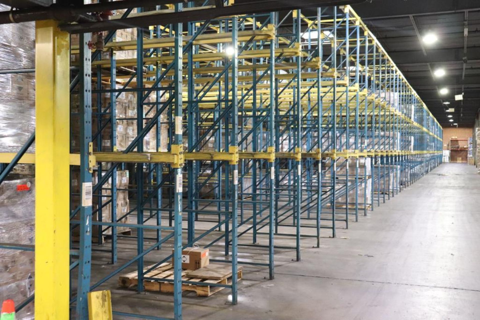 Structural drive-in pallet rack (large quantity)