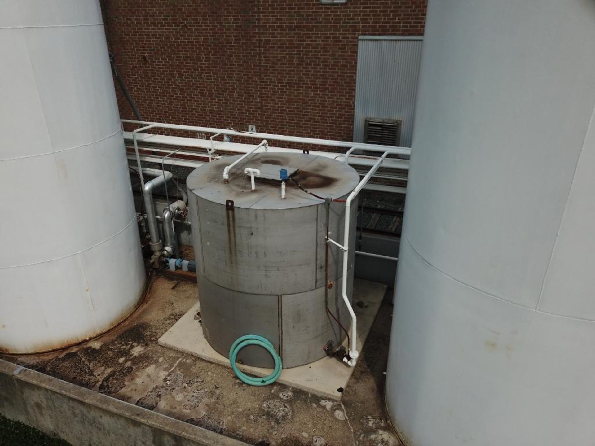 30,000 gallon heated, jacketed tank & 5880g stainless tank - Image 7 of 9