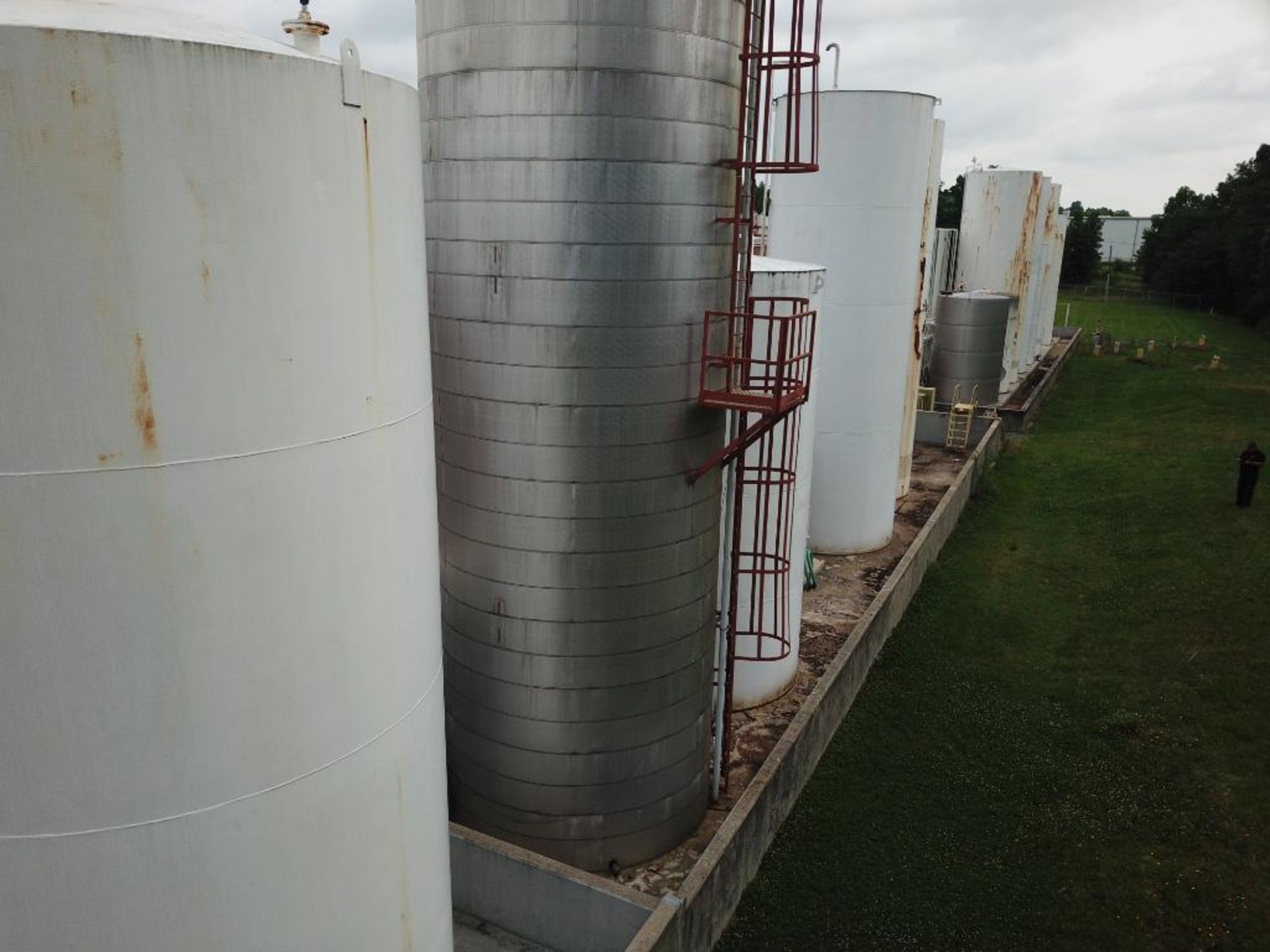 30,000 gallon heated, jacketed tank & 5880g stainless tank - Image 3 of 9