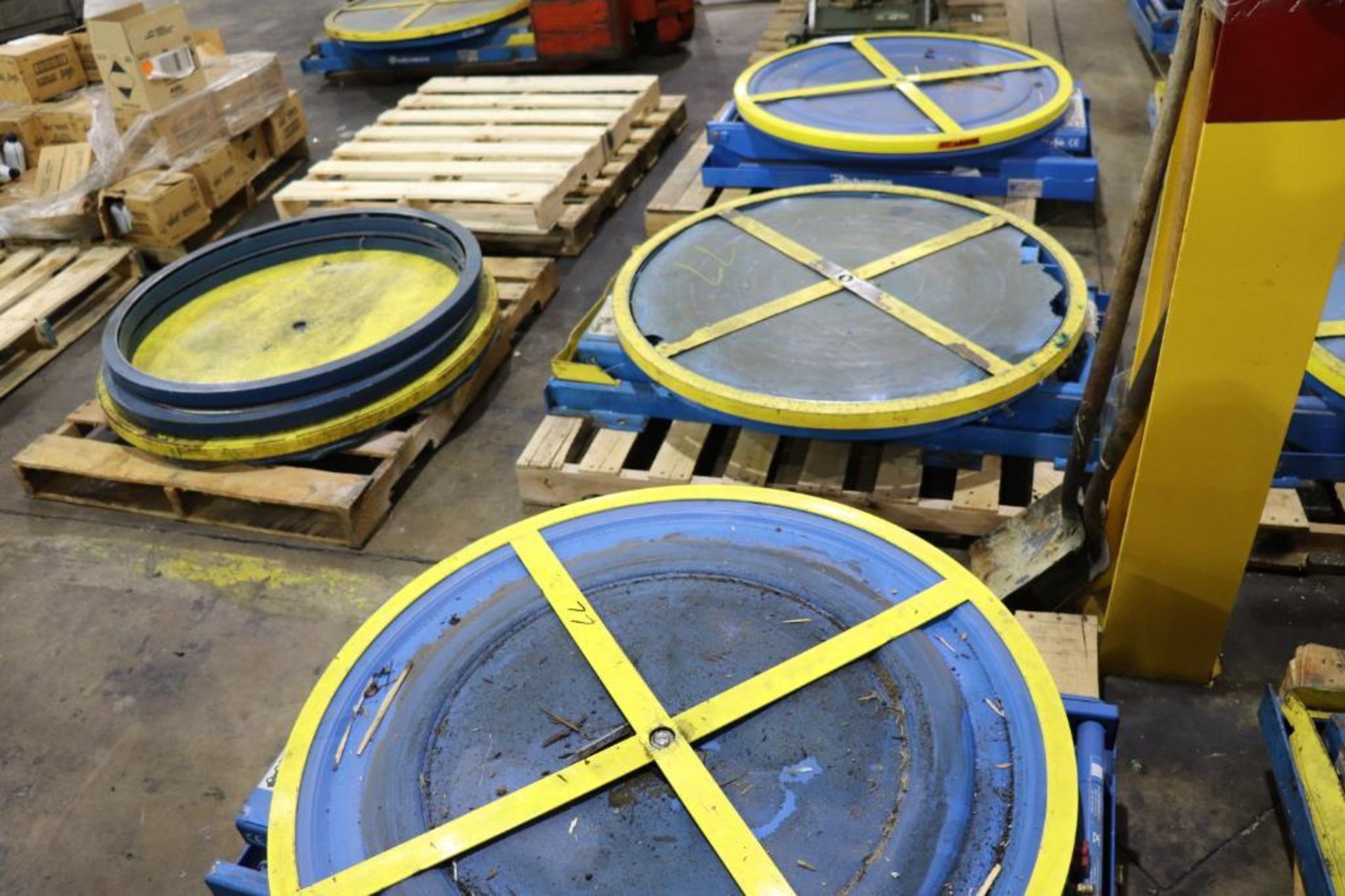 Pallet positioners