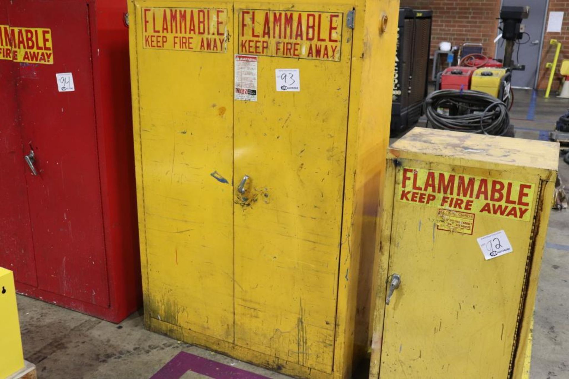 Flammable storage cabinet