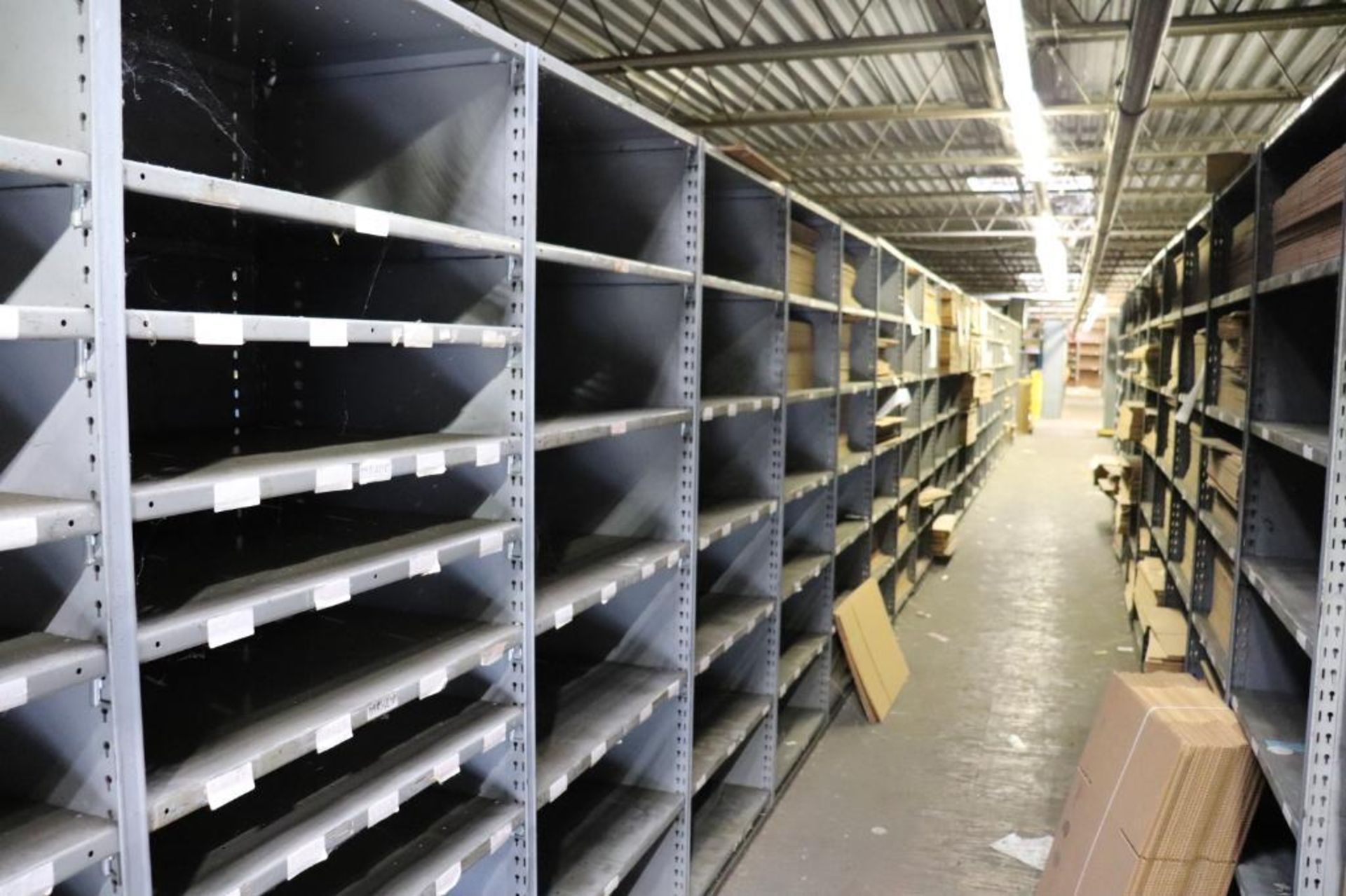 Parts shelving units - Image 5 of 9