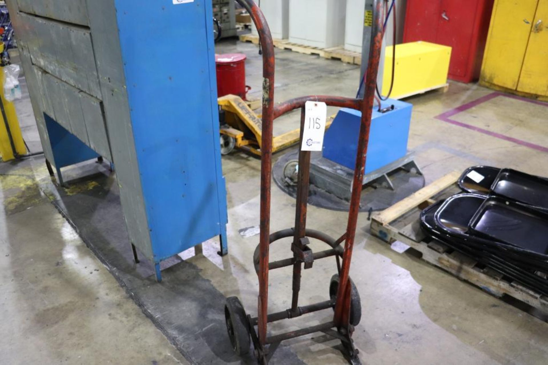 Barrel hand truck