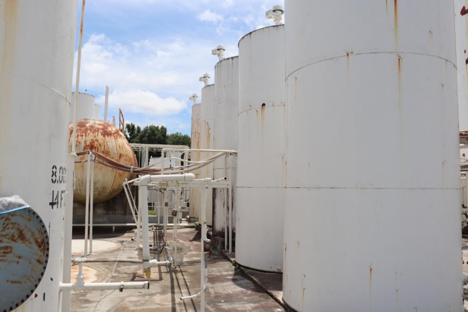 Tank farm section 6k - 30k gallon vertical/horizontal tanks - Image 3 of 27