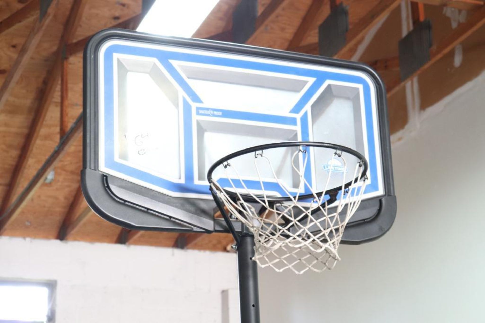 Portable basket ball hoop