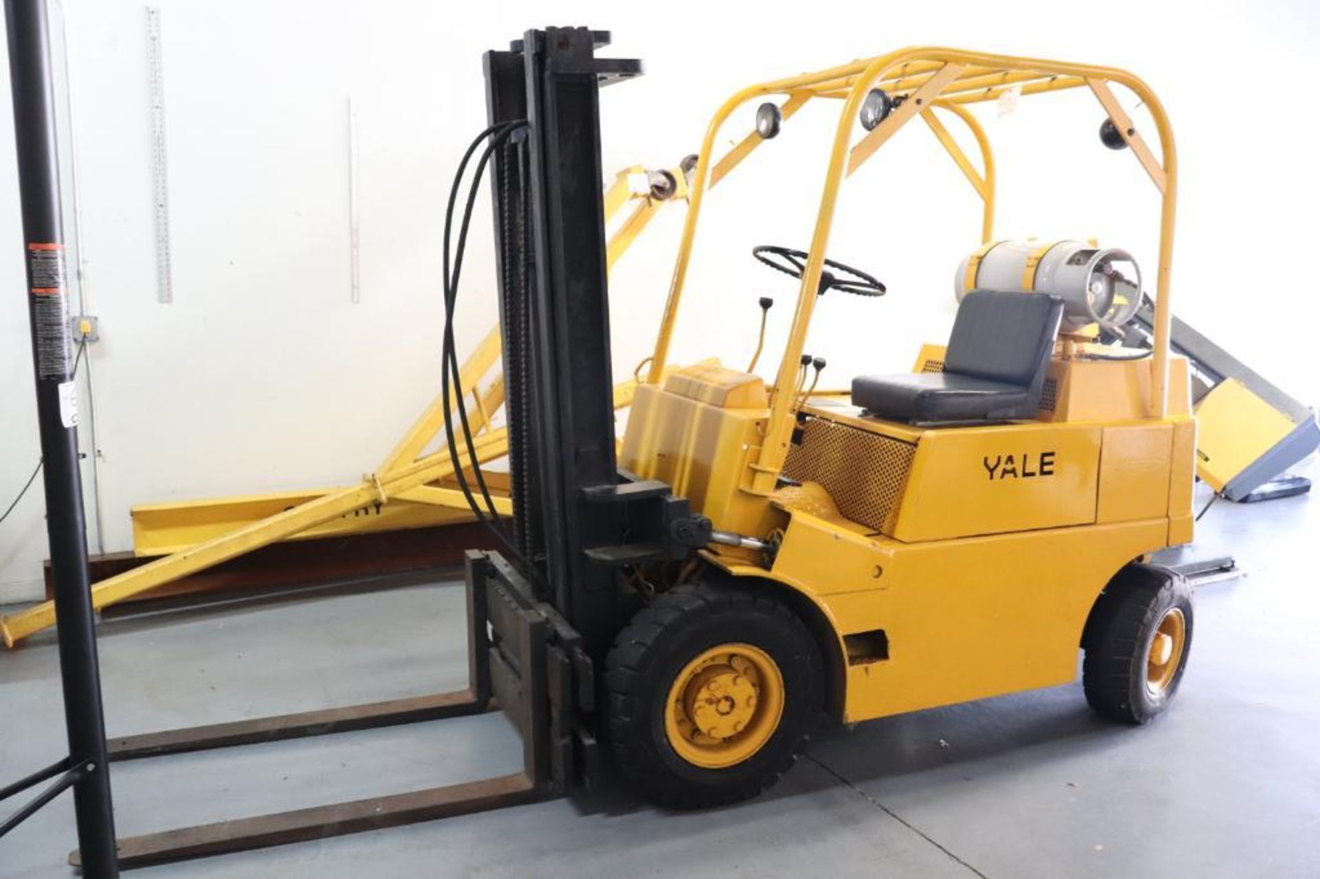 Yale G51P-040-CFS 5000lbs pneumatic tire forklift