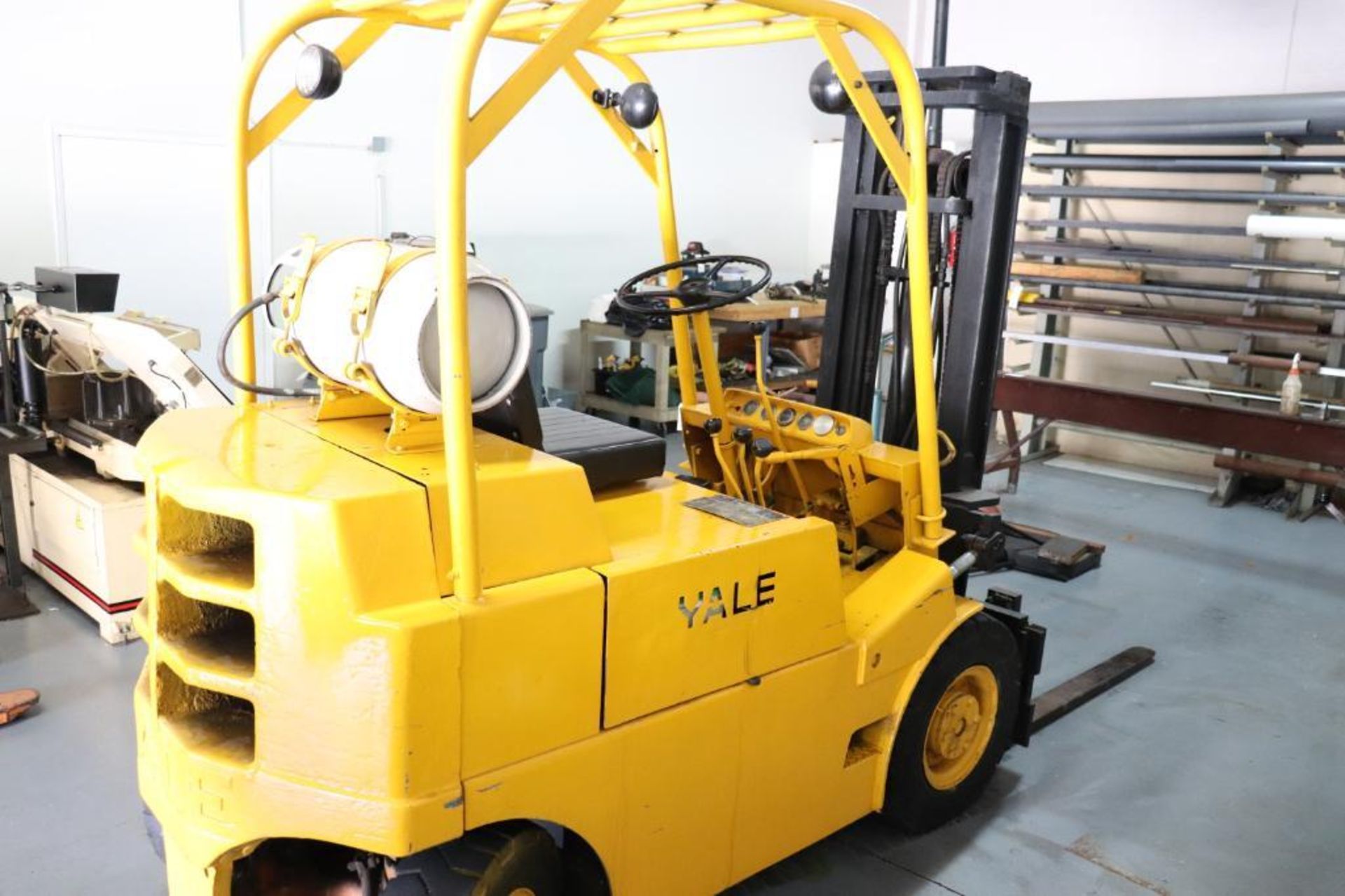 Yale G51P-040-CFS 5000lbs pneumatic tire forklift - Image 4 of 11