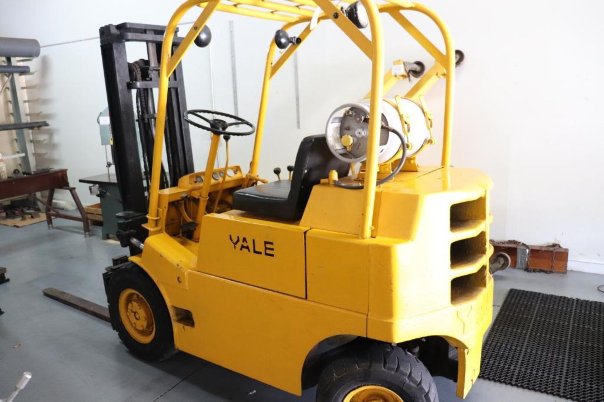 Yale G51P-040-CFS 5000lbs pneumatic tire forklift - Image 2 of 11