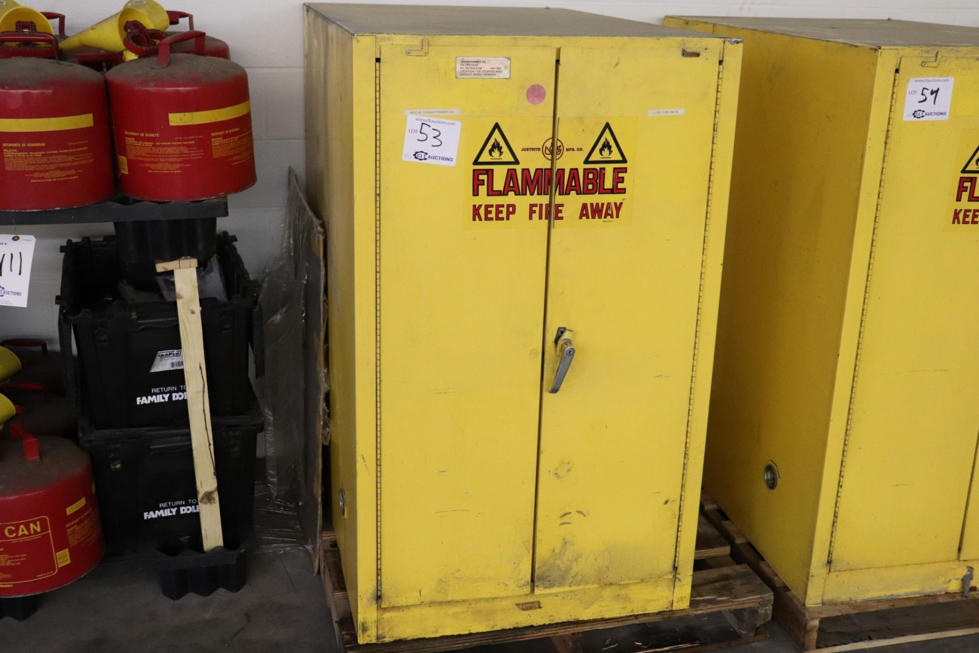 Flammable cabinet