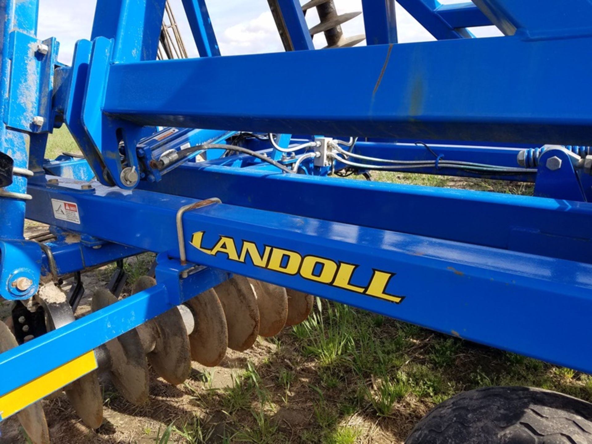 Landoll 7431 variable tillage disc 28' - Image 3 of 6