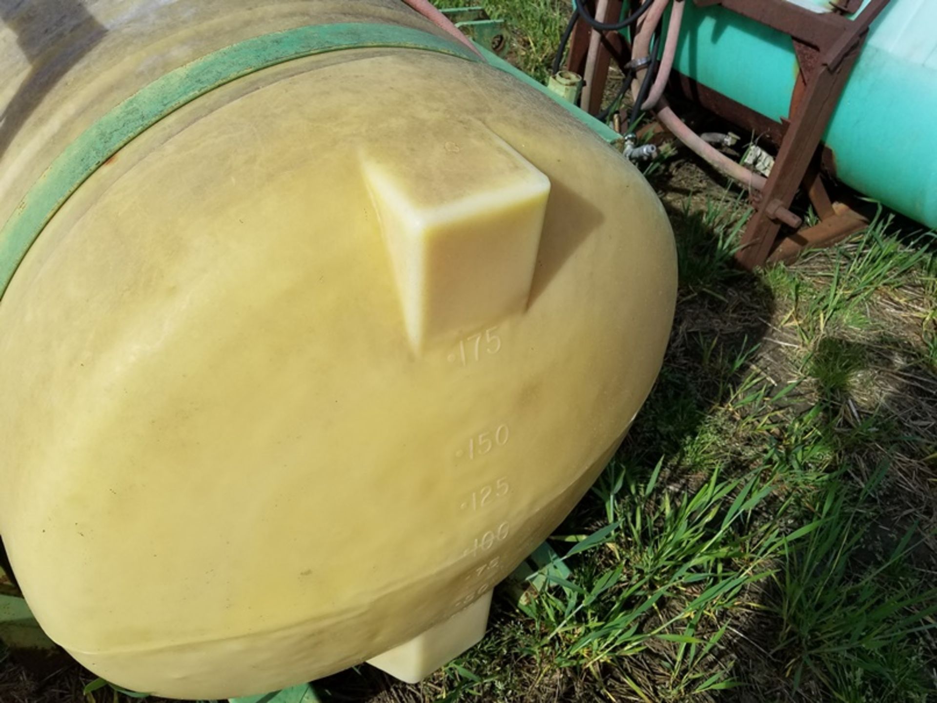 3 pt 150 gallon spray tank - Image 2 of 2